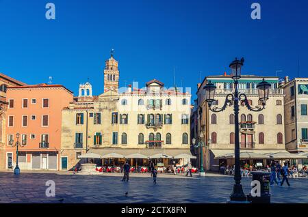 Venise, Italie, 13 septembre 2019 : place Campo Santo Stefano avec des bâtiments typiques de venise et la tour Santo Stefano Bell dans le centre-ville historique de San Marco Sestiere, région de Vénétie Banque D'Images