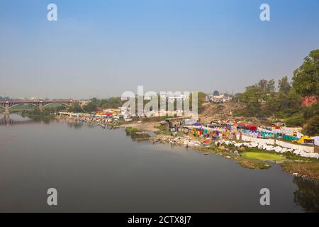 Inde, Uttar Pradesh, Lucknow, la lessive mourante sur les rives de la rivière Gomti Banque D'Images