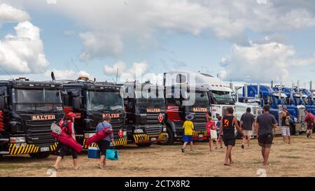 Les gens qui marchent devant une rangée de gros camions de rig de différentes marques et modèles lors d'un spectacle de camions. Mount Maunganui, Nouvelle-Zélande, janvier 18 2020 Banque D'Images