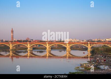 Inde, Uttar Pradesh, Lucknow, lavage séchage sur les rives de la rivière Gomti Banque D'Images