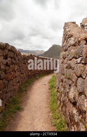 Pisac, Pérou - 4 avril 2014 : Parc archéologique de Pisac, ruines et constructions de l'ancienne ville inca, près de la vallée du fleuve Vilcanota, Pérou. Banque D'Images