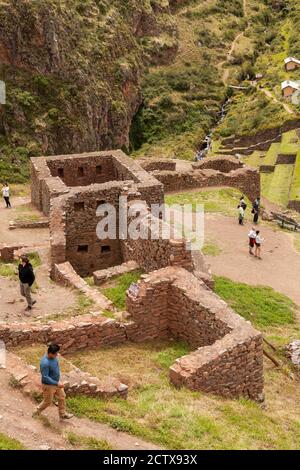 Pisac, Pérou - 4 avril 2014 : Parc archéologique de Pisac, visiteurs et touristes dans les ruines de l'ancienne ville inca, près de la rivière Vilcanota valle Banque D'Images