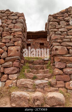 Pisac, Pérou - 4 avril 2014 : Parc archéologique de Pisac, ruines et constructions de l'ancienne ville inca, près de la vallée du fleuve Vilcanota, Pérou. Banque D'Images