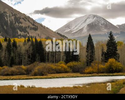 La neige couvrait le sommet de Haystack Mountain, avec le lac Warner en premier plan dans la forêt nationale Monti-la Sal, Utah, États-Unis Banque D'Images