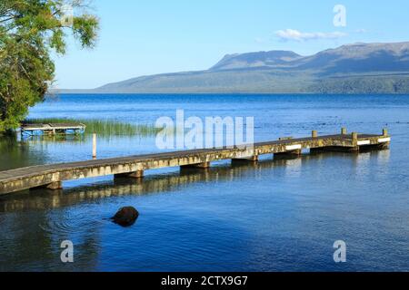 Un quai sur les eaux calmes du lac Tarawera, Nouvelle-Zélande, avec le mont volcanique Tarawera en arrière-plan Banque D'Images