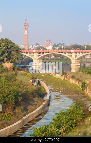 Inde, Uttar Pradesh, Lucknow, Pont au-dessus de la rivière Gomti avec la Tour de l'horloge à distance Banque D'Images