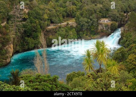 Huka Falls. Une attraction touristique près de la ville de Taupo, Nouvelle-Zélande. L'eau des chutes se déforme dans une piscine Banque D'Images