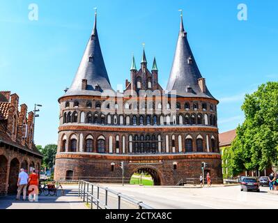 12 août 2020 : porte de Holsten à Lübeck, porte la plus populaire en Allemagne. Texte sur la porte en frangisch: 1477. S.P.O.L. 1871. Banque D'Images