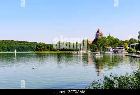 Vue sur Ratzenburger See. Lac avec bateaux, voiliers, ciel bleu. Schleswig-Holstein, Ratzenburg, Allemagne Banque D'Images