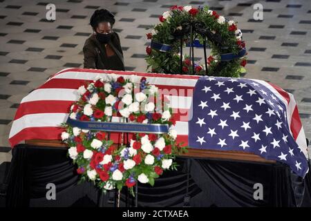 Washington, États-Unis. 25 septembre 2020. La Représentante Sheila Jackson Lee (D-Texas) rend hommage à feu le juge Ruth Bader Ginsburg est dans l'État à la National statuary Hall dans le capitole des États-Unis le vendredi 25 septembre 2020 à Washington, DC. Ginsburg est la première femme à se trouver dans l'État au Capitole. Photo de piscine par Greg Nash/UPI crédit: UPI/Alay Live News Banque D'Images