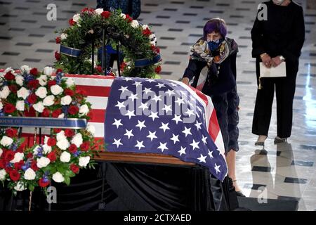 Washington, États-Unis. 25 septembre 2020. La Représentante Rosa DeLauro (D-Conn.) rend hommage au regretté juge Ruth Bader Ginsburg, qui se trouve dans l'État au National statuary Hall dans le capitole des États-Unis, le vendredi 25 septembre 2020 à Washington, DC. Ginsburg est la première femme à se trouver dans l'État au Capitole. Photo de piscine par Greg Nash/UPI crédit: UPI/Alay Live News Banque D'Images