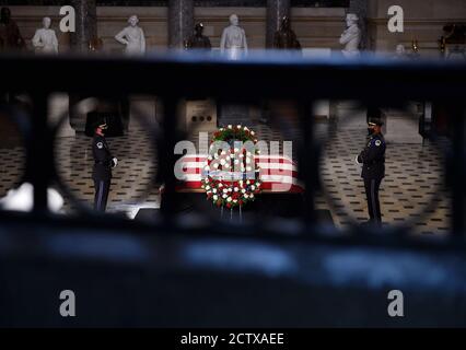 Washington, États-Unis. 25 septembre 2020. Le cercueil à pavillon de feu juge associé Ruth Bader Ginsburg se trouve à l'intérieur de la salle de la statuaire du Capitole des États-Unis le vendredi 25 septembre 2020 à Washington, DC. Photo de piscine par Olivier Douliery/UPI crédit: UPI/Alay Live News Banque D'Images