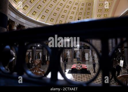 Washington, États-Unis. 25 septembre 2020. Le cercueil à pavillon de feu juge associé Ruth Bader Ginsburg se trouve à l'intérieur de la salle de la statuaire du Capitole des États-Unis le vendredi 25 septembre 2020 à Washington, DC. Photo de piscine par Olivier Douliery/UPI crédit: UPI/Alay Live News Banque D'Images