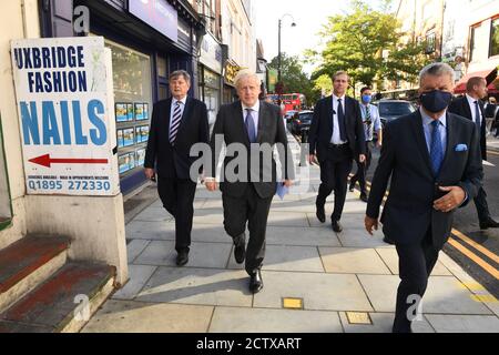 Le Premier ministre Boris Johnson rencontre des acheteurs et des commerçants lors d’une visite dans sa circonscription d’Uxbridge, à l’ouest de Londres. Banque D'Images