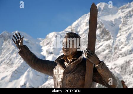 Cervinia, Valle d'Aoste/Italy-02/12/2014-la statue de bronze dédiée au présentateur de télévision américano-italien Mike Bongiorno. Banque D'Images