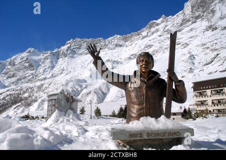 Cervinia, Valle d'Aoste/Italy-02/12/2014-la statue de bronze dédiée au présentateur de télévision américano-italien Mike Bongiorno. Banque D'Images