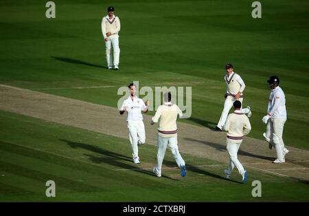 Lewis Gregory, de Somerset, célèbre avec ses coéquipiers après avoir rejeté Paul Walter d'Essex lors de la troisième journée de la finale du trophée Bob Willis à Lord's, Londres. Banque D'Images