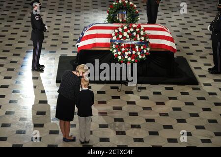 Washington, États-Unis. 25 septembre 2020. Les gens respectent la juge adjointe de la Cour suprême des États-Unis Ruth Bader Ginsburg comme son cercueil drapé de drapeau alors qu'elle se trouve dans l'État sur la catafalque Lincoln dans le hall de la statuaire au Capitole des États-Unis le vendredi 25 septembre 2020 à Washington, DC. Ginsburg, qui a été nommé par l'ancien président américain Bill Clinton, a siégé à la haute cour de 1993 jusqu'à sa mort le 18 septembre 2020. Elle est la première femme à se trouver dans l'État au Capitole. Photo de piscine par Chip Somodevilla/UPI crédit: UPI/Alay Live News Banque D'Images