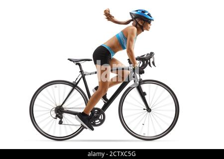 Photo pleine longueur d'une femme dans l'équitation de sportswear un vélo avec un casque isolé sur fond blanc Banque D'Images