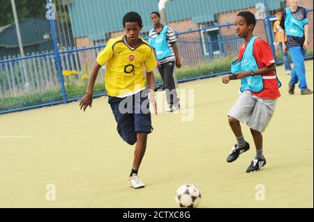 Séance d'entraînement de football avec NBSCA Bolton Wonderers pour les enfants de la région Le projet des communautés R US vise à construire une meilleure compréhension de la voie Banque D'Images