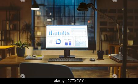 Image d'un ordinateur de bureau avec graphique statistique, graphique et données diverses, montrant la croissance et le succès de l'entreprise. En arrière-plan chaleureux éclairage de soirée Banque D'Images