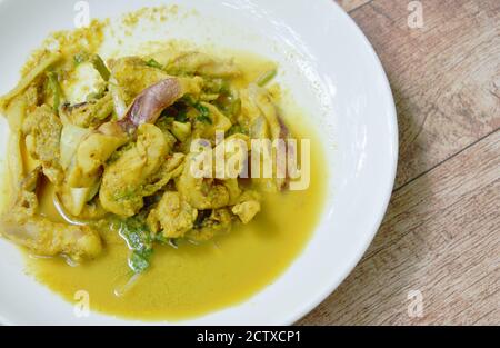 remuez le calmar frit avec le curry jaune sur l'assiette Banque D'Images