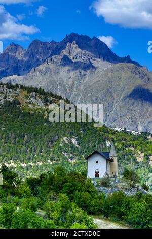 La Chapelle de Saint Romain au Puy-Saint-Vincent, station de ski, en été, Parc National de la Vanoise, Ecrins, France Banque D'Images