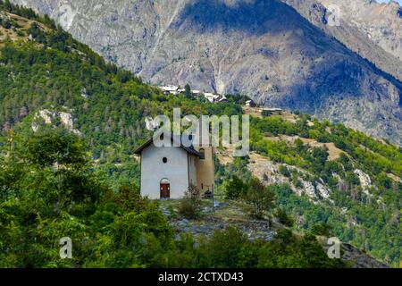 La Chapelle de Saint Romain au Puy-Saint-Vincent, station de ski, en été, Parc National de la Vanoise, Ecrins, France Banque D'Images