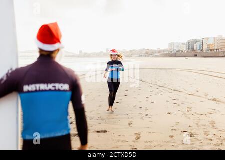 Deux instructeurs de surf se rencontrent à la plage avec leur planche de surf Banque D'Images