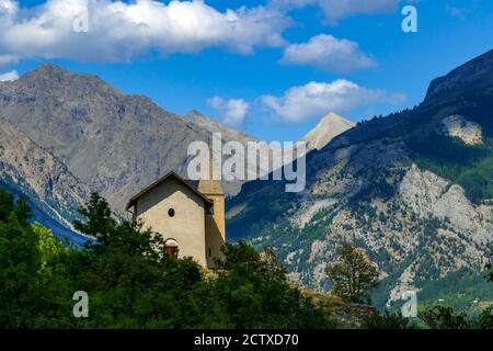 La Chapelle de Saint Romain au Puy-Saint-Vincent, station de ski, en été, Parc National de la Vanoise, Ecrins, France Banque D'Images