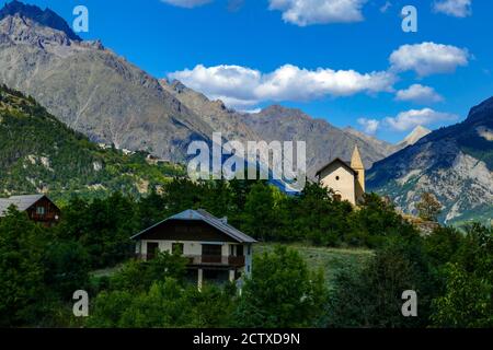 La Chapelle de Saint Romain au Puy-Saint-Vincent, station de ski, en été, Parc National de la Vanoise, Ecrins, France Banque D'Images