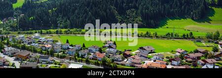 Vue depuis le château Heinfels sur le village et le sentier cyclable le long de la rivière Drau dans la Pustervalley jusqu'à Lienz dans le Tyrol oriental, Autriche Banque D'Images