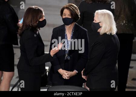 Candidat démocrate à la vice-présidence le sénateur américain Kamala Harris (démocrate de la Californie) s'adresse à la sénatrice américaine Amy Klobuchar (démocrate du Minnesota) et au sénateur américain Kirsten Gilliband (démocrate de New York) Avant une cérémonie en l'honneur de feu la juge Ruth Bader Ginsburg alors qu'elle se trouve dans l'État au National statuary Hall dans le Capitole des États-Unis le vendredi 25 septembre 2020. Ginsburg est décédée à l'âge de 87 ans le 18 septembre et est la première femme à se trouver dans l'état au Capitol.Credit: Greg Nash/Pool via CNP | utilisation dans le monde entier Banque D'Images