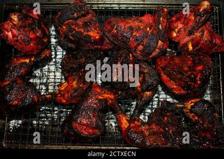 Poulet grillé cuit pour les dîners : barbecue grillade cuisinier pour la fête dans la nuit d'hiver Banque D'Images