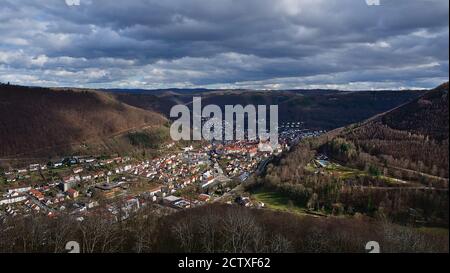 Vue panoramique sur la petite ville et la station thermale Bad Urach avec centre historique, situé dans une vallée à la limite de l'Alb de Souabe, Allemagne. Banque D'Images