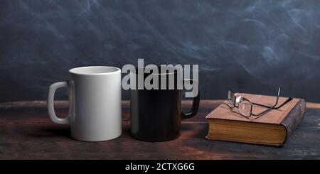 Tasses à café noir et blanc, vieux livres et lunettes de lecture sur une table en bois, fond de tableau noir. illustration 3d Banque D'Images