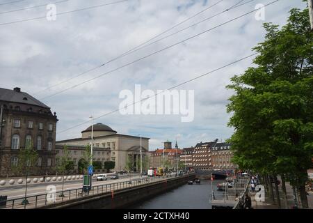 Front de mer, canal et rue à Copenhague, Danemark. Anciennes façades de maisons et de navires le long du canal. Bateaux de tourisme amarrés dans le canal. Banque D'Images