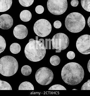 Motif sans couture avec effet grunge sur les planètes en cercle noir et blanc. Résumé gris géométrique forme ronde sphère disque texture sur fond noir. Banque D'Images