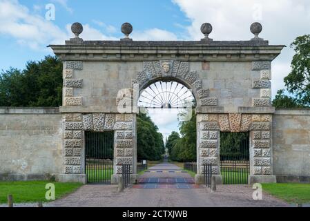 Ripon Gates, entrée de l'allée de la calèche au site classé au patrimoine mondial de Studley Royal dans le North Yorkshire Banque D'Images