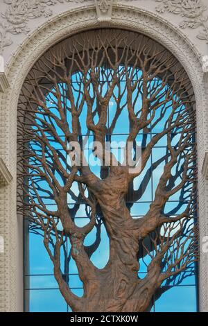 Kazan, Russie, 16 septembre 2020. Fragment du Palais des fermiers - un grand arbre en bronze dans l'arche. Ministère de l'Agriculture Banque D'Images