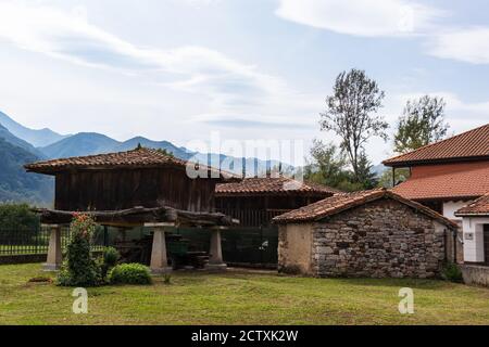 Hórreo, grenier traditionnel du nord de l'Espagne, construit en bois et en pierre sur quatre piliers qui élèvent le horreo de l'étage. Entouré de tradi Banque D'Images