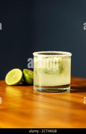 Cocktail Caipiroska. Cocktail au bar en bois Vodka, citron, sucre et glace. Banque D'Images