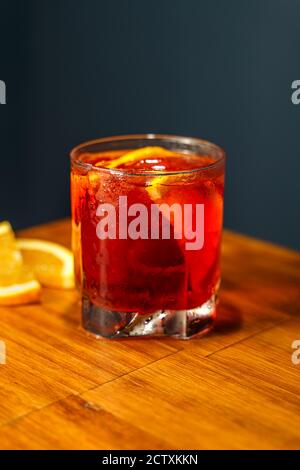 Cocktail Negroni. Gin, Campari et Martini Rosso. Cocktail sur le bar en bois. Banque D'Images