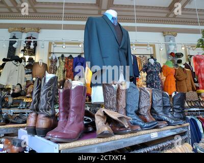 INTÉRIEUR D'UNE BOUTIQUE VENDANT TOUTES SORTES DE STYLE VINTAGE VÊTEMENTS DANS LE QUARTIER HAIGHT ASHBURY Banque D'Images