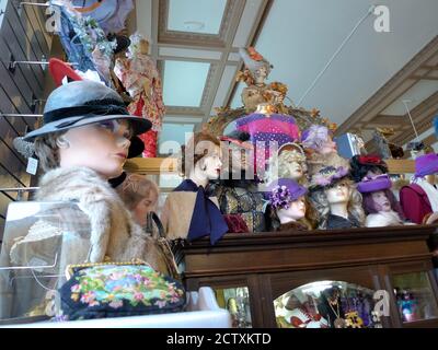 INTÉRIEUR D'UNE BOUTIQUE VENDANT TOUTES SORTES DE STYLE VINTAGE VÊTEMENTS DANS LE QUARTIER HAIGHT ASHBURY Banque D'Images