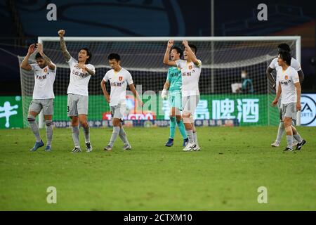 Suzhou, province chinoise du Jiangsu. 25 septembre 2020. Les joueurs de Hebei China Fortune fêtent après le 13ème match entre Wuhan Zall et Hebei China Fortune lors de la saison 2020 repoussée de la Super League (CSL) de l'Association chinoise de football de Suzhou Division à Suzhou, dans la province de Jiangsu en Chine orientale, le 25 septembre 2020. Credit: Han Yuqing/Xinhua/Alay Live News Banque D'Images