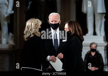 Washington, États-Unis d'Amérique. 25 septembre 2020. L'ancien vice-président des États-Unis Joe Biden, le candidat du Parti démocratique au poste de président du centre, et son épouse Dr. Jill Biden, à gauche, Et le sénateur américain Kamala Harris (démocrate de Californie), candidat du Parti démocrate au poste de vice-président, avant une cérémonie où la juge Ruth Bader Ginsburg se trouve dans la salle de statuaire du Capitole à Washington, DC, le 25 septembre 2020. Credit: Erin Schaff/Pool via CNP | usage dans le monde crédit: dpa/Alay Live News Banque D'Images