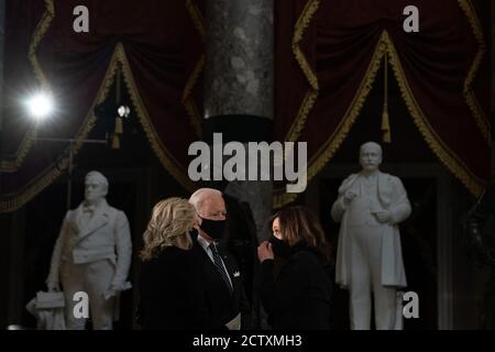 Washington, États-Unis d'Amérique. 25 septembre 2020. L'ancien vice-président des États-Unis Joe Biden, le candidat du Parti démocratique au poste de président du centre, et son épouse Dr. Jill Biden, à gauche, Et le sénateur américain Kamala Harris (démocrate de Californie), candidat du Parti démocrate au poste de vice-président, avant une cérémonie où la juge Ruth Bader Ginsburg se trouve dans la salle de statuaire du Capitole à Washington, DC, le 25 septembre 2020. Credit: Erin Schaff/Pool via CNP | usage dans le monde crédit: dpa/Alay Live News Banque D'Images