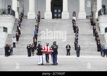 Washington, États-Unis. 25 septembre 2020. Le cercueil à pavillon de la juge Ruth Bader Ginsburg, qui est décédée le 18 septembre, est transporté sur les marches du Front est par un garde d'honneur militaire des services communs, alors qu'il quitte le Capitole des États-Unis après avoir été couché dans l'État le vendredi 25 septembre 2020 à Washington, DC. (Photo d'Oliver Contreras/SIPA USA) Credit: SIPA USA/Alay Live News Banque D'Images