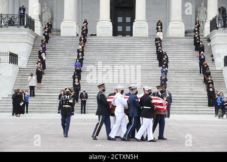 Washington, États-Unis. 25 septembre 2020. Le cercueil à pavillon de la juge Ruth Bader Ginsburg, qui est décédée le 18 septembre, est transporté sur les marches du Front est par un garde d'honneur militaire des services communs, alors qu'il quitte le Capitole des États-Unis après avoir été couché dans l'État le vendredi 25 septembre 2020 à Washington, DC. (Photo d'Oliver Contreras/SIPA USA) Credit: SIPA USA/Alay Live News Banque D'Images
